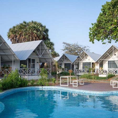 Praveg Beach Resort Daman Lighthouse Beach Kültér fotó