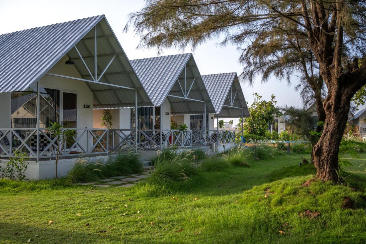Praveg Beach Resort Daman Lighthouse Beach Kültér fotó