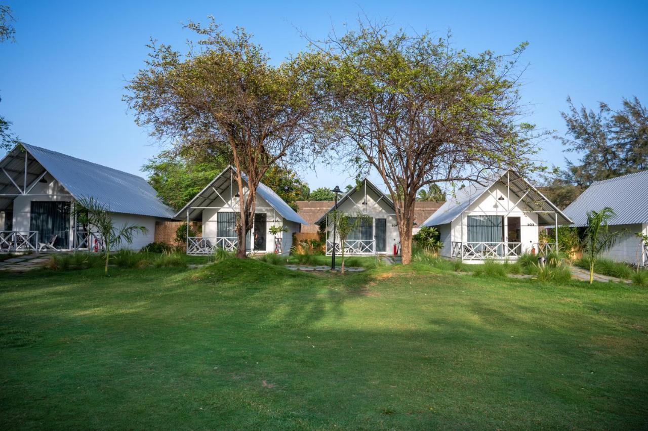 Praveg Beach Resort Daman Lighthouse Beach Kültér fotó