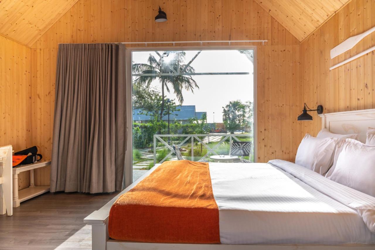 Praveg Beach Resort Daman Lighthouse Beach Kültér fotó